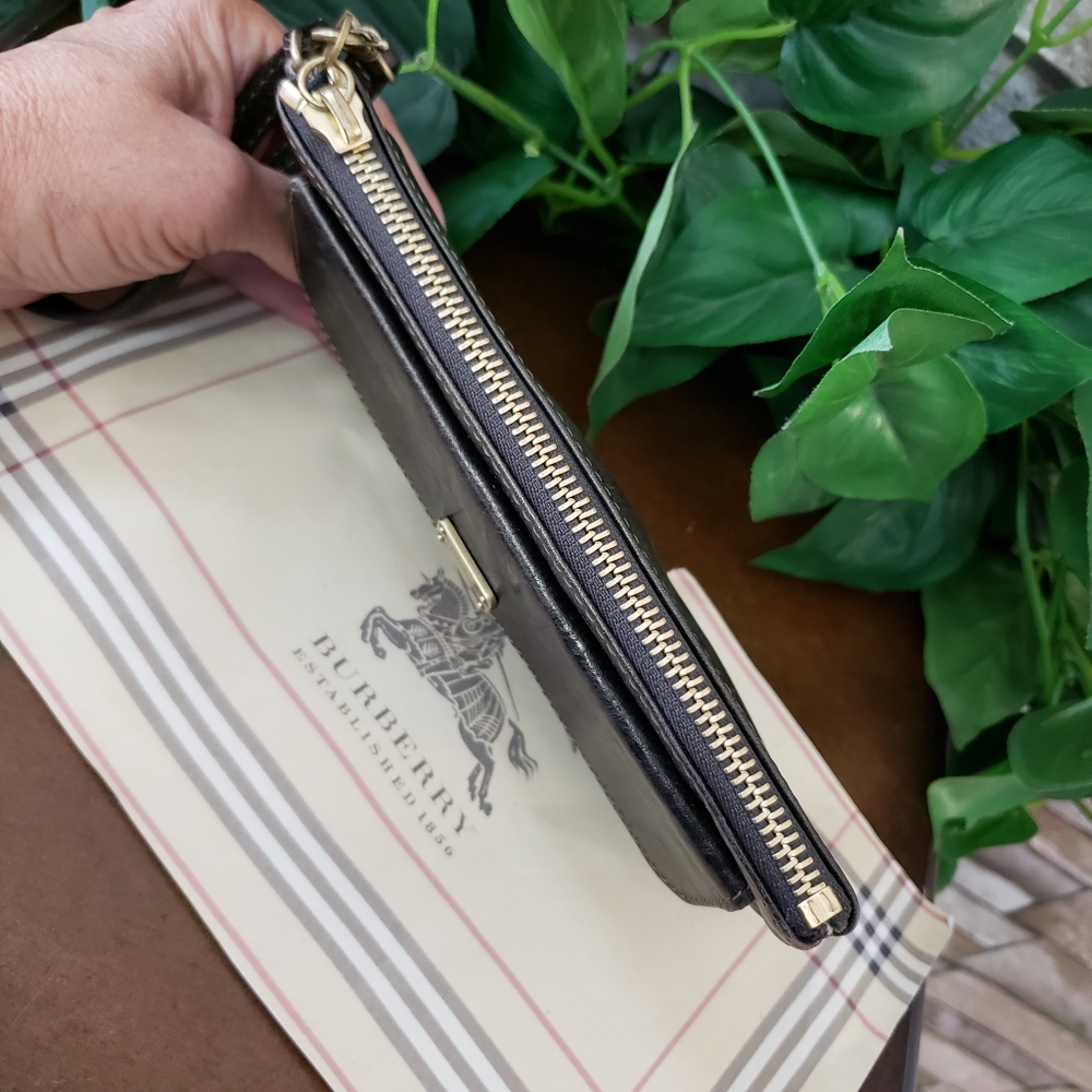 BURBERRY* Distressed leather wristlet pouch - Picture 5 of 8